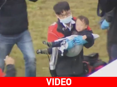 Ταϊβάν: Δραματική διάσωση παιδιού μέσα από την ημιβυθισμένη άτρακτο