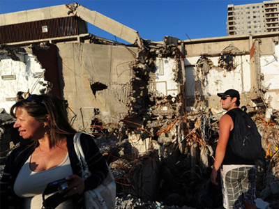 Ένα κερί για τα θύματα του σεισμού στη Χιλή