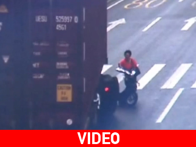 Τα γρήγορα αντανακλαστικά την έσωσαν από τις ρόδες του φορτηγού!