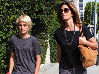 Για ψώνια με τον 13χρονο γιο της