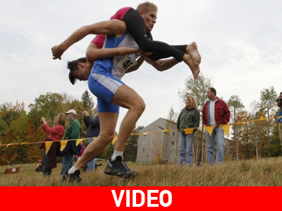 Κούρσα με τη σύζυγο στην… πλάτη