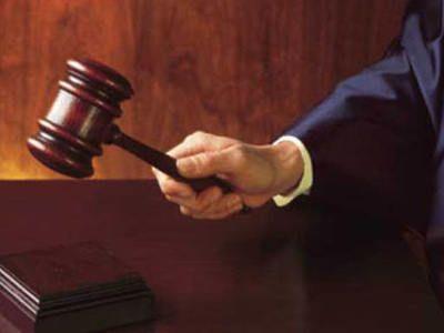 Τους «χρέωσε» για τον θάνατο του πατέρα της