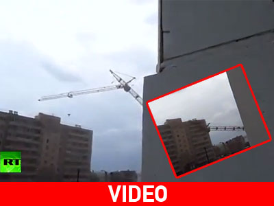 Ρωσία: Ο γερανός κατέληξε στην πολυκατοικία