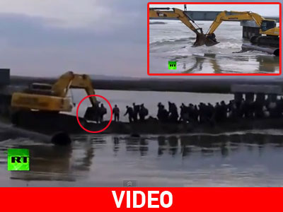 Ρωσία: Αυτοσχέδιο ferry με… εκσκαφείς