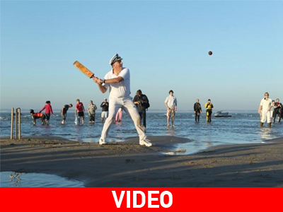 Βρετανία: Κρίκετ στην ακροθαλασσιά!