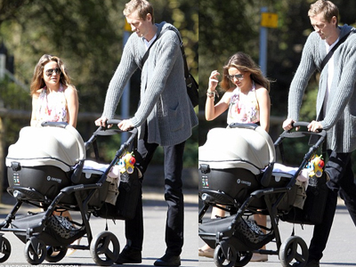 Βόλτα με τη νεογέννητη κόρη του