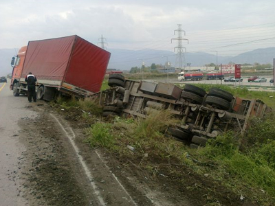 Εκτροπή νταλίκας έξω από τη Λαμία