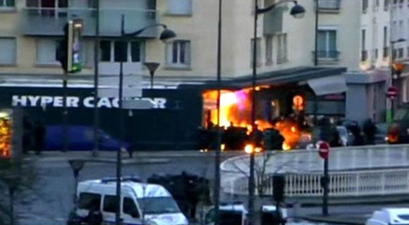 Η στιγμή της έκρηξης στο εβραϊκό παντοπωλείο