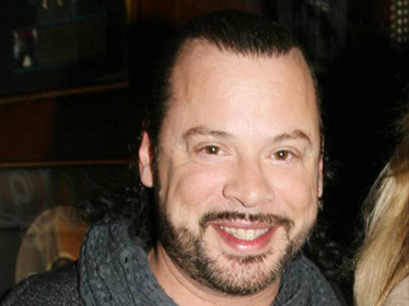 Δε συνθέτει τραγούδια μόνο για τα λεφτά