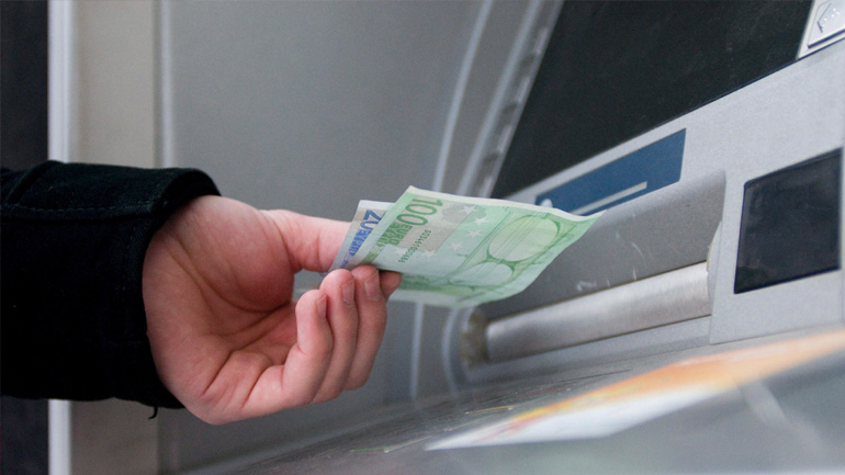 Συρρικνώνονται οι καταθέσεις – Στο χαμηλότερο επίπεδο από τον Νοέμβριο του 2014