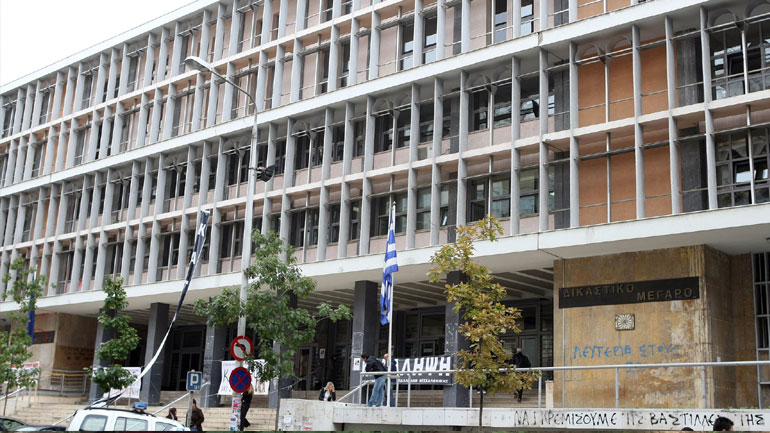 Θεσσαλονίκη: Οδηγός πάρκαρε σε ράμπα για ανάπηρους μπροστά στα δικαστήρια