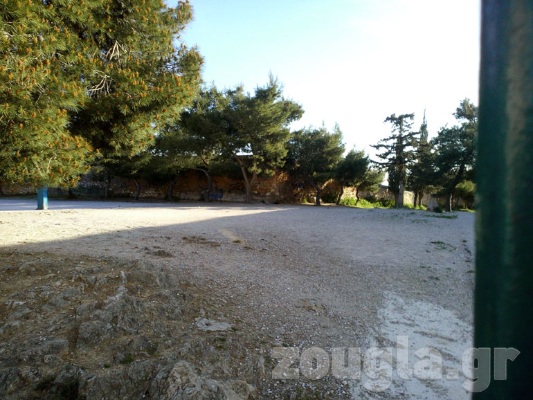 Στο βάθος ο μαντρότοιχος του Δρομοκαΐτειου στα σύνορα με το 1ο Δημοτικό Σχολείο Αγίας Βαρβάρας