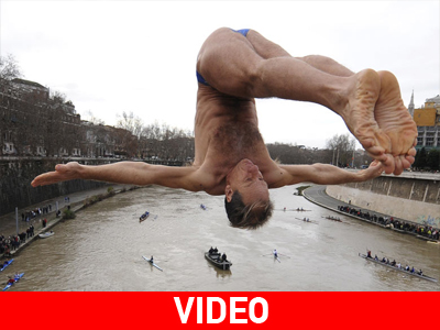 Βουτιά στα παγωμένα νερά του Τίβερη