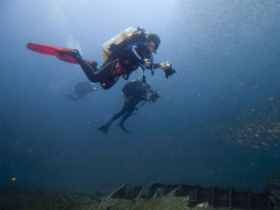 Πετούν μπαταρίες σκαφών στο ενετικό λιμάνι