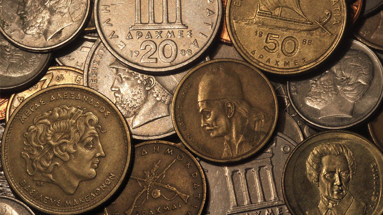 Bloomberg: Eπιστροφή στη δραχμή συρρικνώνει κατά 40% το διαθέσιμο εισόδημα