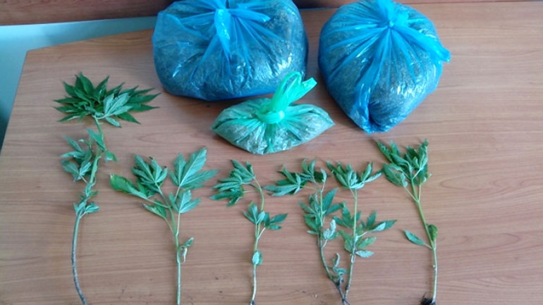 Αγρίνιο: Έκρυβαν στο σπίτι τους ναρκωτικά και κροτίδες