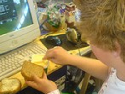 Βρετανία: Σε άνοδο το φαγητό μπροστά στον υπολογιστή