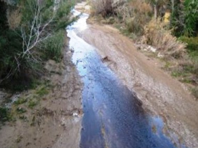 Έριχνε τα απόβλητα σε κοίτη ρέματος