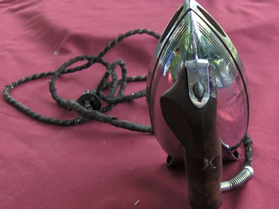 Τον κλώτσησαν στα πλευρά και τον έκαψαν με σίδερο