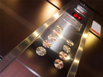 Έγκυος παγιδεύτηκε σε ασανσέρ