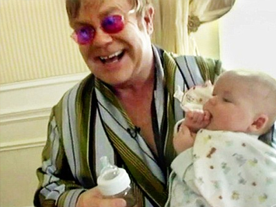 Αγοράζει μητρικό γάλα για τον γιο του