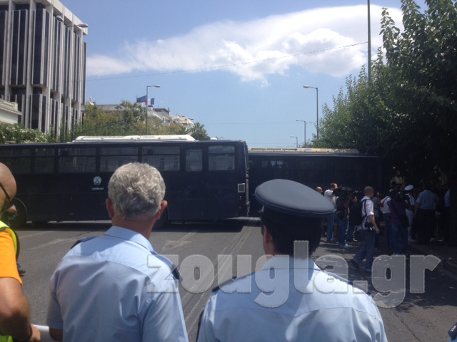 Κλούβες των ΜΑΤ κατά μήκος του δρόμου