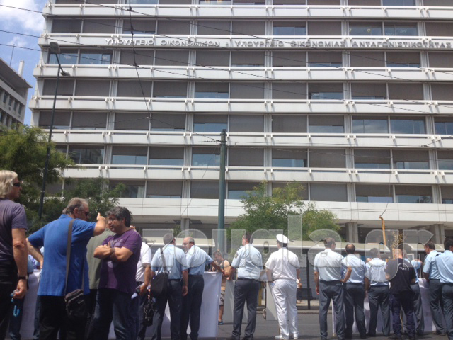 Οι ένστολοι έξω από το ΥΠΟΙΚ