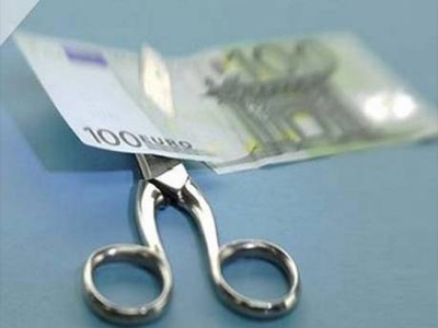 Στην… πρέσα τα επιδόματα