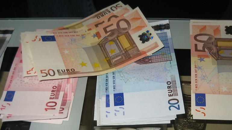 FAZ: Στο 201% του ΑΕΠ το ελληνικό χρέος το 2016