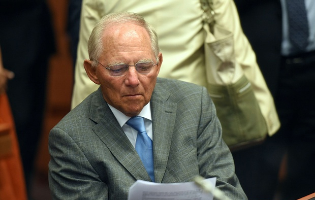 «Βυθισμένος» στο κείμενο ο Βόλφγκανγκ Σόιμπλε