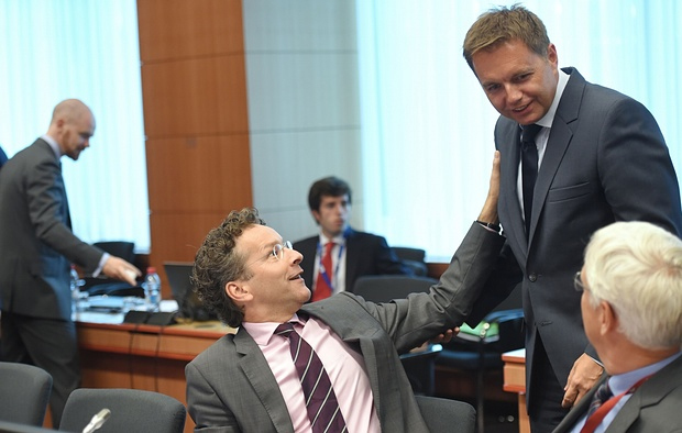 «Πόσο χαίρομαι που σε βλέπω»... Ο Ντάισελμπλουμ (πρόεδρος του Eurogroup) χαιρετά τον Πίτερ Κάζιμιρ (Σλοβακία)