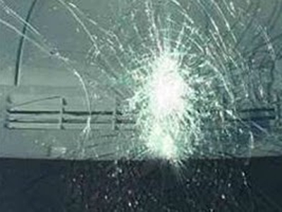 Συνελήφθη γυμνός άνδρας που πετούσε πέτρες σε διερχόμενα αυτοκίνητα