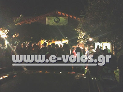 Παραμένει ο κόσμος έξω από την ΕΡΑ Βόλου Παραμένει ο κόσμος έξω από την ΕΡΑ Βόλου