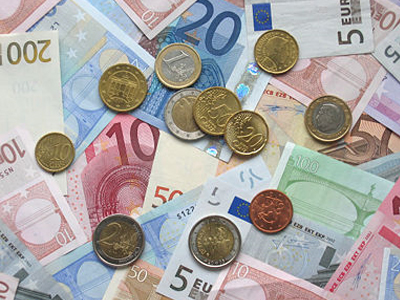 Ενισχυμένο το ευρώ