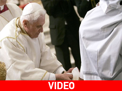 Ο Πάπας έπλυνε τα πόδια 12 ιερέων