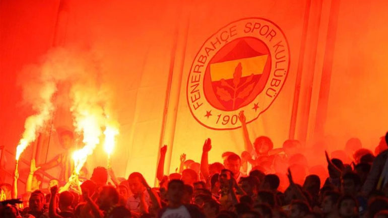 Φενέρμπαχτσε: Οπαδοί πέταξαν μαχαίρι στους παίκτες!