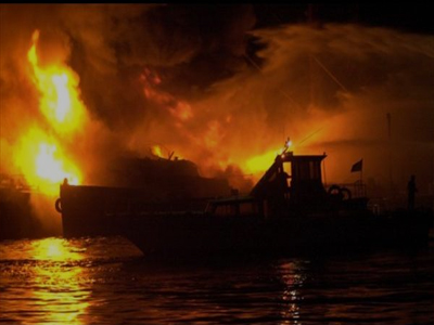 Τραυματισμός πυροσβέστη στη διάρκεια κατάσβεσης πλοίου