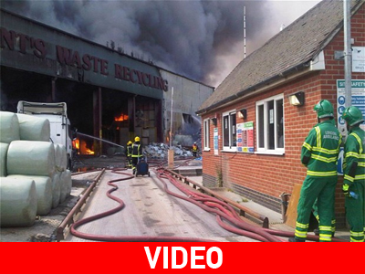 Μεγάλη πυρκαγιά σε εργοστάσιο ανακύκλωσης στο Λονδίνο