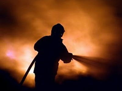 Φωτιά σε παράπηγμα στην Ελευσίνα