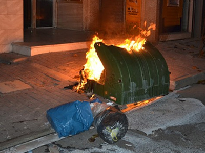 Φωτιά σε κάδο απορριμμάτων στο κέντρο της Αθήνας