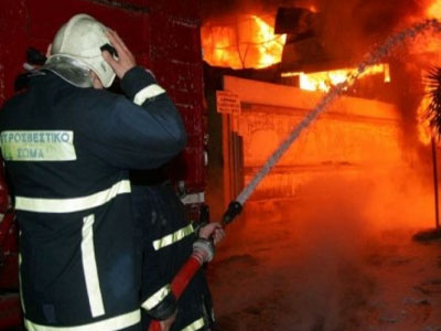 Φωτιά σε μηχανήματα επίπλων στο Ρέντη