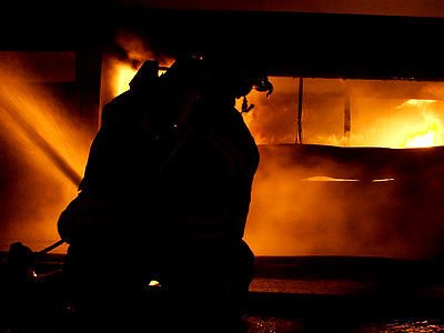 «Λαμπάδιασε» λυόμενο στο Ζεφύρι