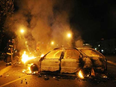 «Λαμπάδιασαν» Ι.Χ. και μηχανή στον Πειραιά