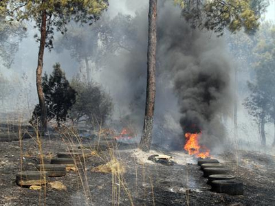 Σε εξέλιξη η πυρκαγιά στο Ζευγολατιό Κορινθίας