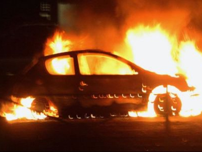 «Λαμπάδιασαν» οχήματα στο κέντρο της Αθήνας