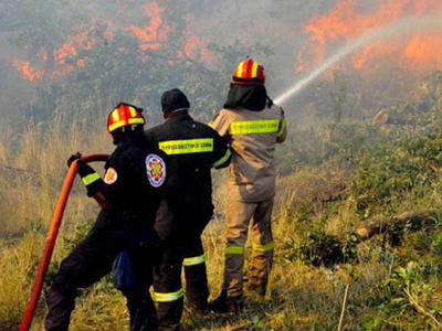 Υπό μερικό έλεγχο οι πυρκαγιές σε Λαμία και Μέγαρα