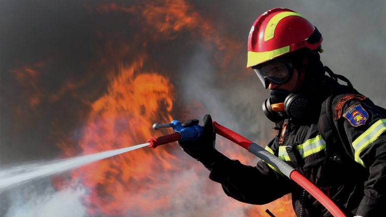 Πάτρα: Φωτιά στο πρανές της Π.Ε.Ο. στο ύψος της Ροδινής