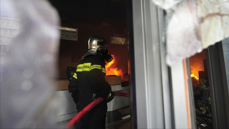 Στις φλόγες κατάστημα στον Βοτανικό