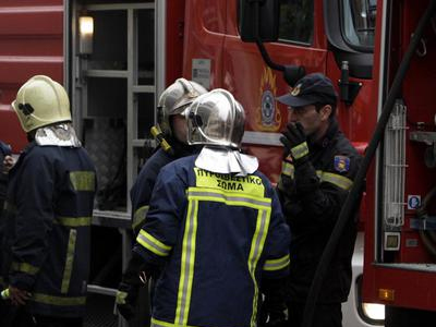 Στις φλόγες δώμα πολυκατοικίας στο Περιστέρι