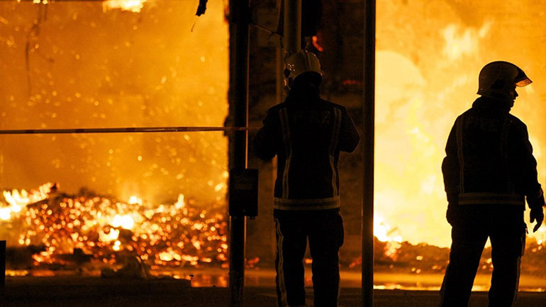 «Λαμπάδιασε» αποθήκη με είδη υγιεινής